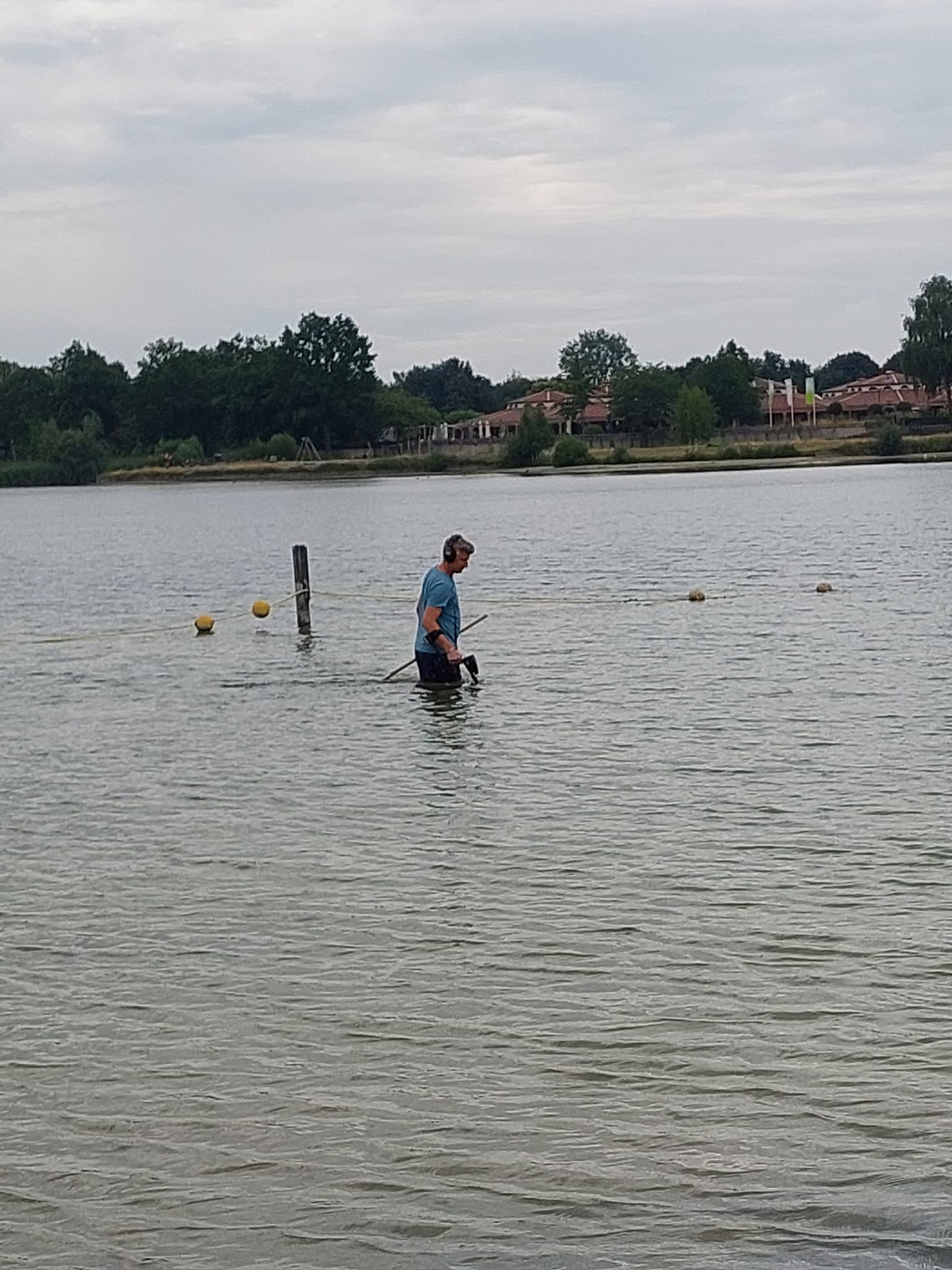 Roy in het water op zoek naar juwelen